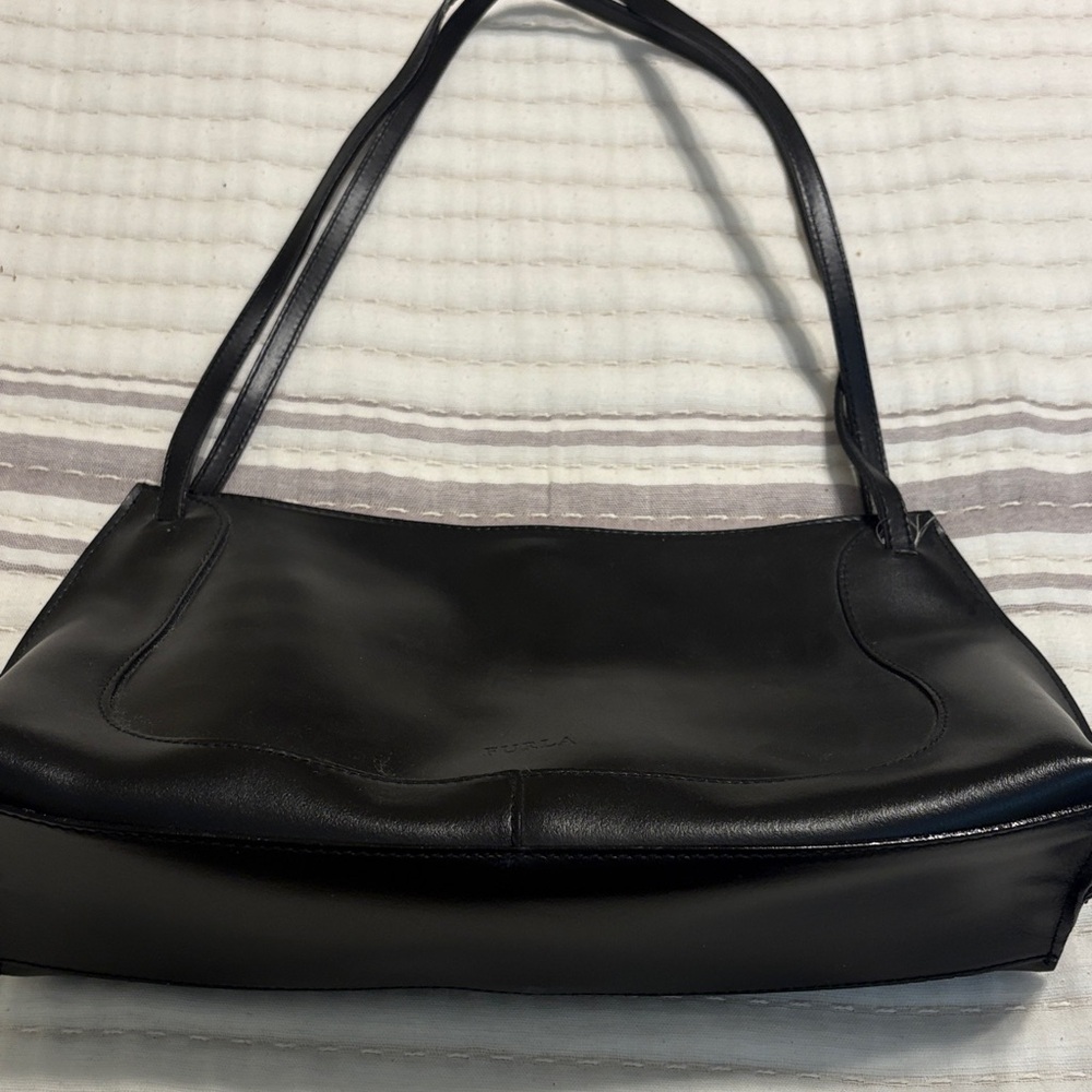 Furla Black Leather Shoulder Bag
6 3”4 x 12 3/4”
Very clean inside